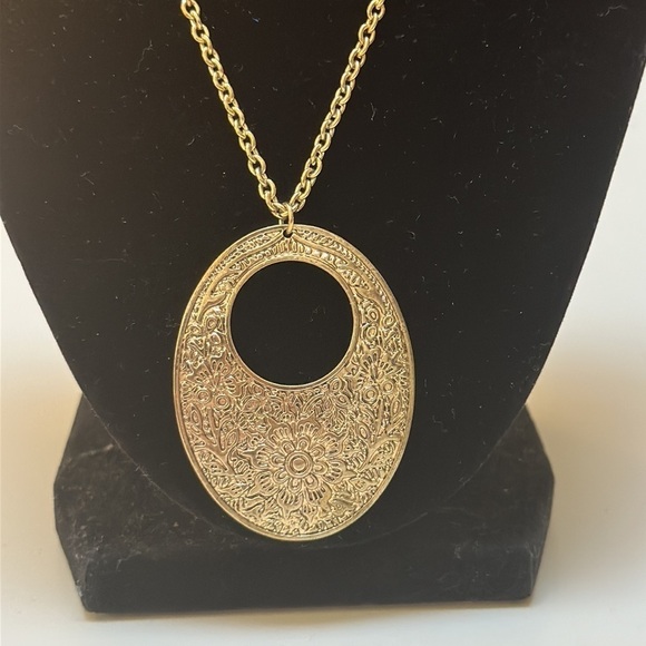 🆕 👋 3/$15 FASHION JEWELRY NECKLACE GOLD TONED EMBOSSED FLOWER - Picture 3 of 4